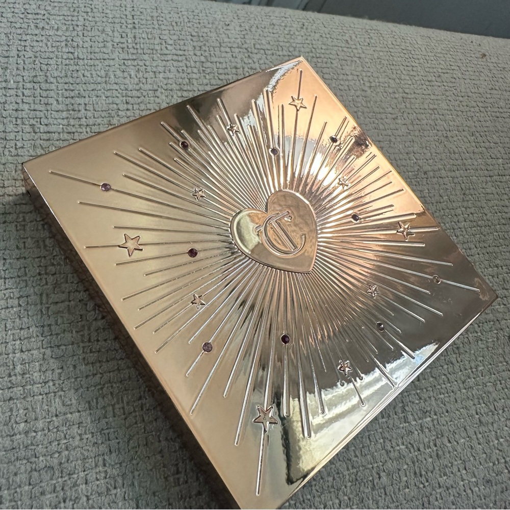 PILLOW TALK BEAUTYVERSE LOVE PALETTE
LIMITED EDITION EYESHADOW PALETTE - Picture 4 of 5